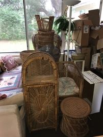 Small group of wicker will be sold as a lot