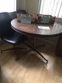 Vintage dinette set 5 cushioned chairs and backs, not torn or ripped. Table is laminate, from 1970 $150