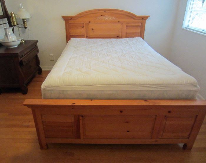 Pine queen bed