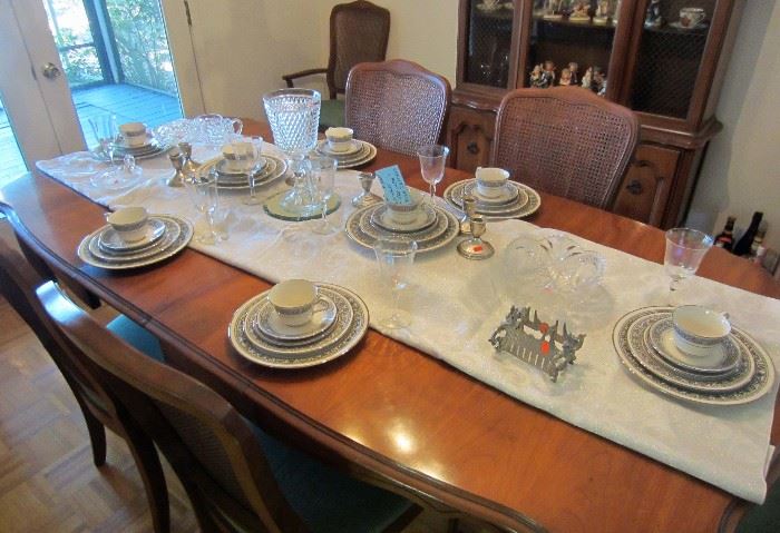 Dining table with two leaves, six chairs, and pads