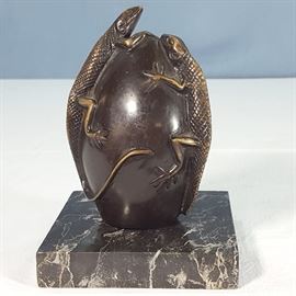 Artz Bronze Iguanas Lizards On Egg Vase Marble Base