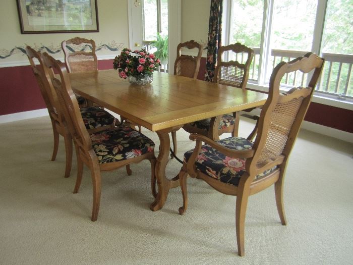 VERY NICE DINING ROOM TABLE AND CHAIRS