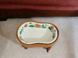 !8-19th century chamber pot on wheels. excellent condition.