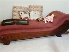 Beautiful fainting couch in great condition.