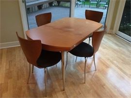 Calligaras Contemporary Dining group with expandable Table & 4 Chairs