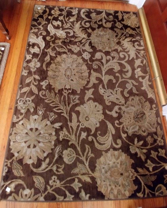 pretty floral rug     LIVING ROOM