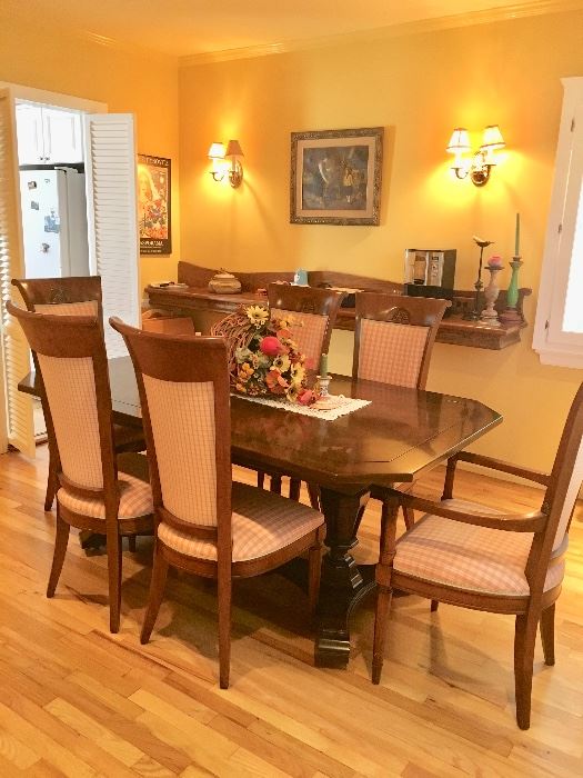 Beautiful dining room set, 6 chairs & 2 leaves 