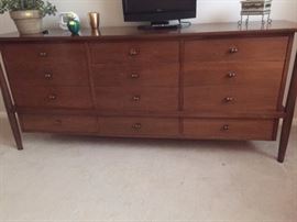 Mid Century chest of drawers _ Primo Condition and there is a matching mirror too.
