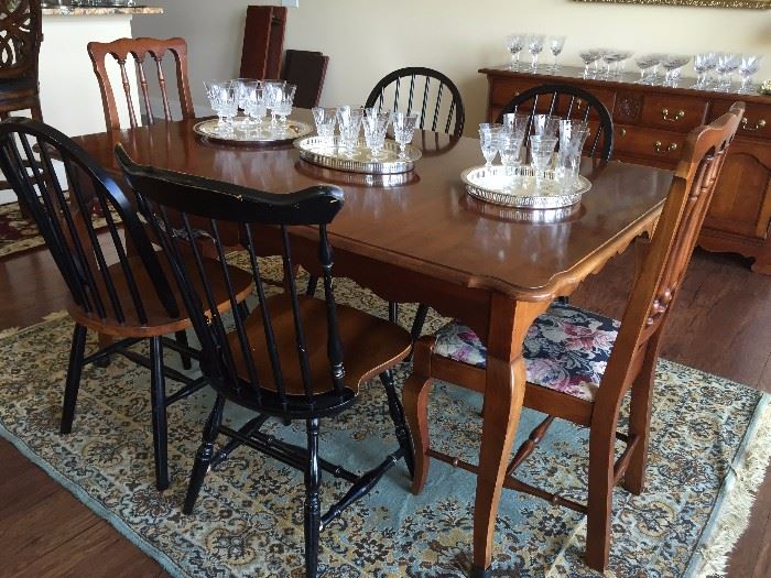 Dining table with 2 leaves
