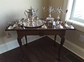 Lovely petit serving table with pull-out leaves at sides