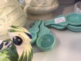 Green measuring spoons 
