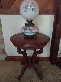 Look! A naked Victorian side table! What, naked, you ask? Yes, no white marble top. And how about that fetching voluptuous, Rubenesque GWTW table lamp? There's many more to choose from, line forms here.