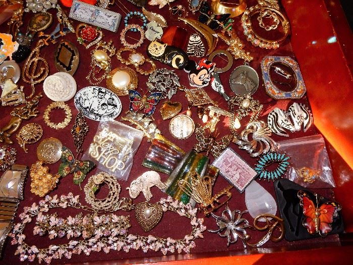 BROOCHES AND PINS SIGNED AND UNSIGNED BEAUTIES 