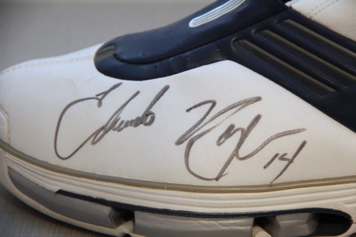 Eduardo Najera game used signed shoe