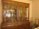 Beautifull Thomasville Hutch. Crystal and Glass Items inside (not incuded in hutch)