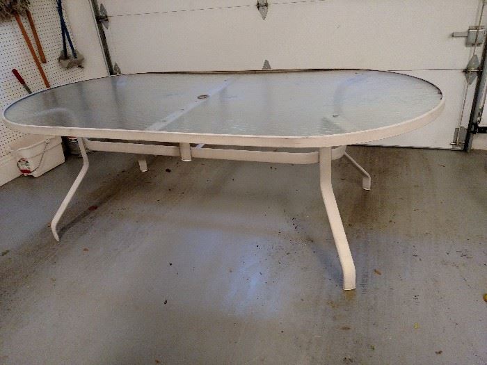 Oval patio table