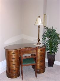 Vintage kidney shaped Desk - Excellent condition