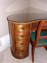 Vintage kidney shaped Desk - Excellent condition
