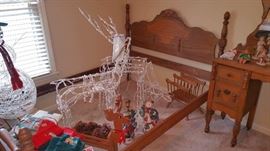 Fullsize bed and vanity