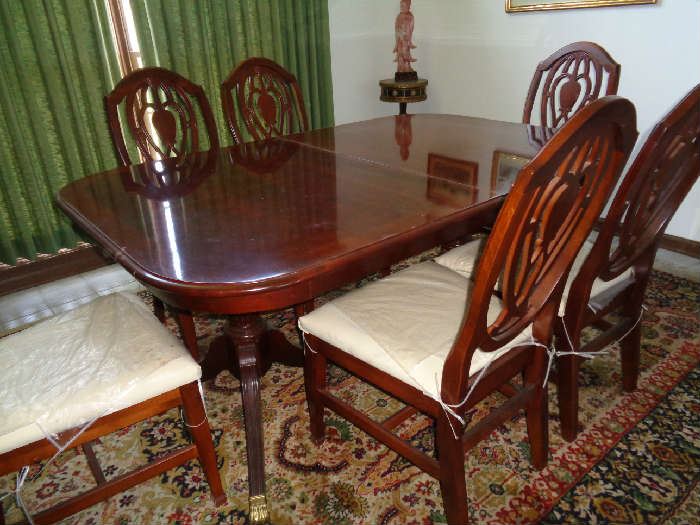 mahogany table w/pads & 2 leaves & 8 chairs