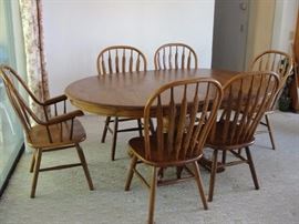 Oak Dining Room Table w/6 Chairs and 2 leaves. 4' long 48" wide. Extends to 6' with 2 leaves.