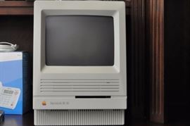 Macintosh SE-30 computer all original with keyboard, mouse, case