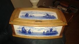 OK, this is a ANTIQUE Villeroy &Bach porcelain breadbox.