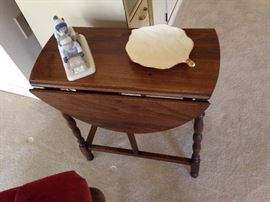 round small gate-leg table