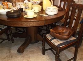 Round oak table w/3 leaves