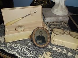 Daugerotype and celluloid accessories