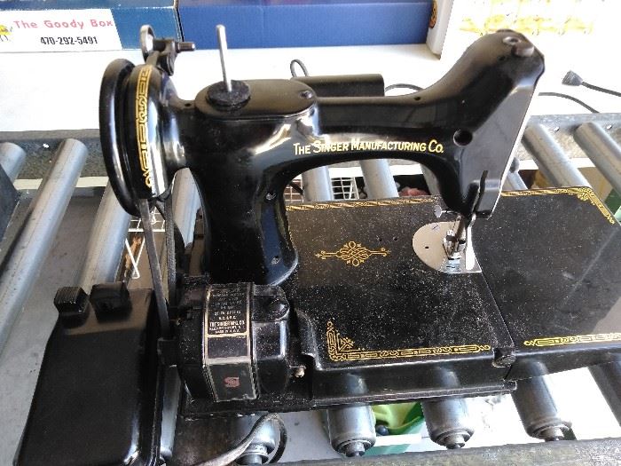 Singer 1950's mini sewing machine, with case