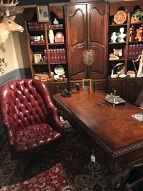 Library
Large executive desk Hooker Seven Seas 
English tuft leather desk chair