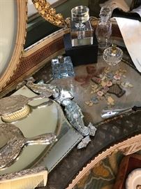  A portion of the accessories on the dressing table 