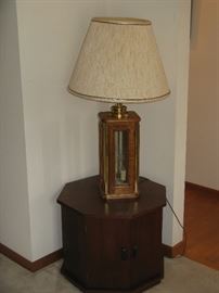 CORNER OCTAGONAL WOOD TABLE / MID-CENTURY MODERN TABLE LAMP