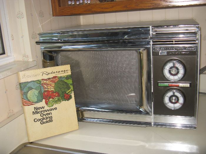 VINTAGE AMANA RADARANGE TOUCHMATIC MICROWAVE OVEN RR-1110 MADE IN USA - LIKE NEW WITH ORIGINAL MANUAL
