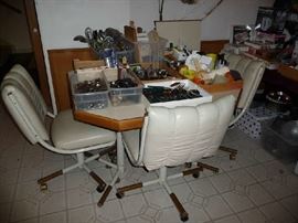 KITCHEN TABLE W/1 LEAF, 4 ROLLING CHAIRS