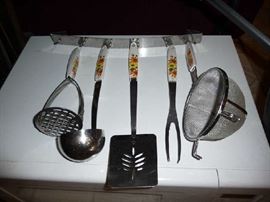 UTENSIL SET (1 MISSING)