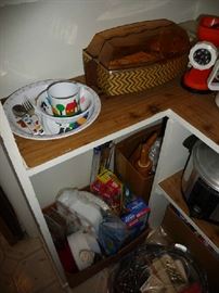 KITCHENWARE, PAPER GOODS