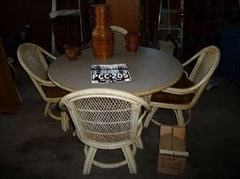 TABOE WITH 4 CHAIRS, LICENSE PLATES, BASKETS
