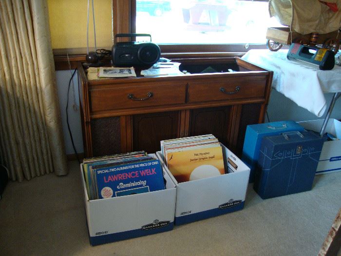 Magnavox console stereo, records/vinyl