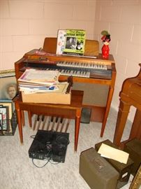 Transistor Thomas organ, Huckleberry Hound figurine