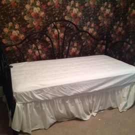 Trundle bed...full view.