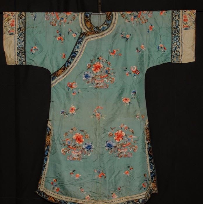 RARE: ANTIQUE CHINESE LADIES EMBROIDERED SILK ROBE