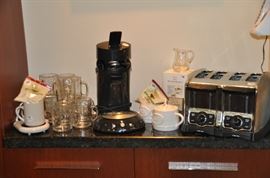 Several small kitchen appliances to choose from