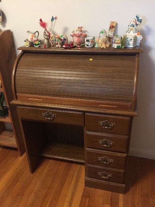 Beautiful roll top desk, great condition!