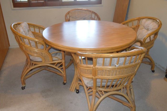 Rattan dining set with I saw 5 chairs, but I'll see if there are 6...I see a leaf in the corner