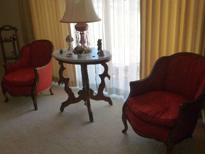 A set of matching chairs and a vintage table, lamp and misc.