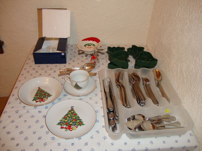 Guoguang (Sea Gull) Christmas tree dishes (service for 12)
Wallace Holiday Wreath flatware