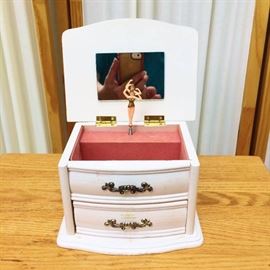Vintage Collectible Fabulous Find! LONDON LEATHER CO Shabby Chic White MUSIC AND TURNING Ballerina JEWELRY Trinket BOX - Beautiful Condition!
