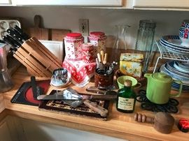 Wonderful red and white tin set with matching napkin and wallpaper border!!